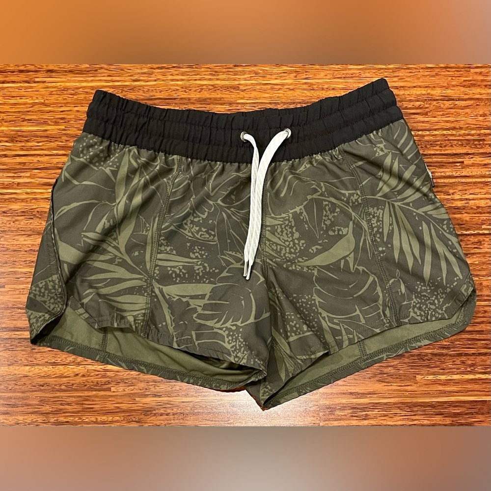 Vuori Clementine shorts size small EUC